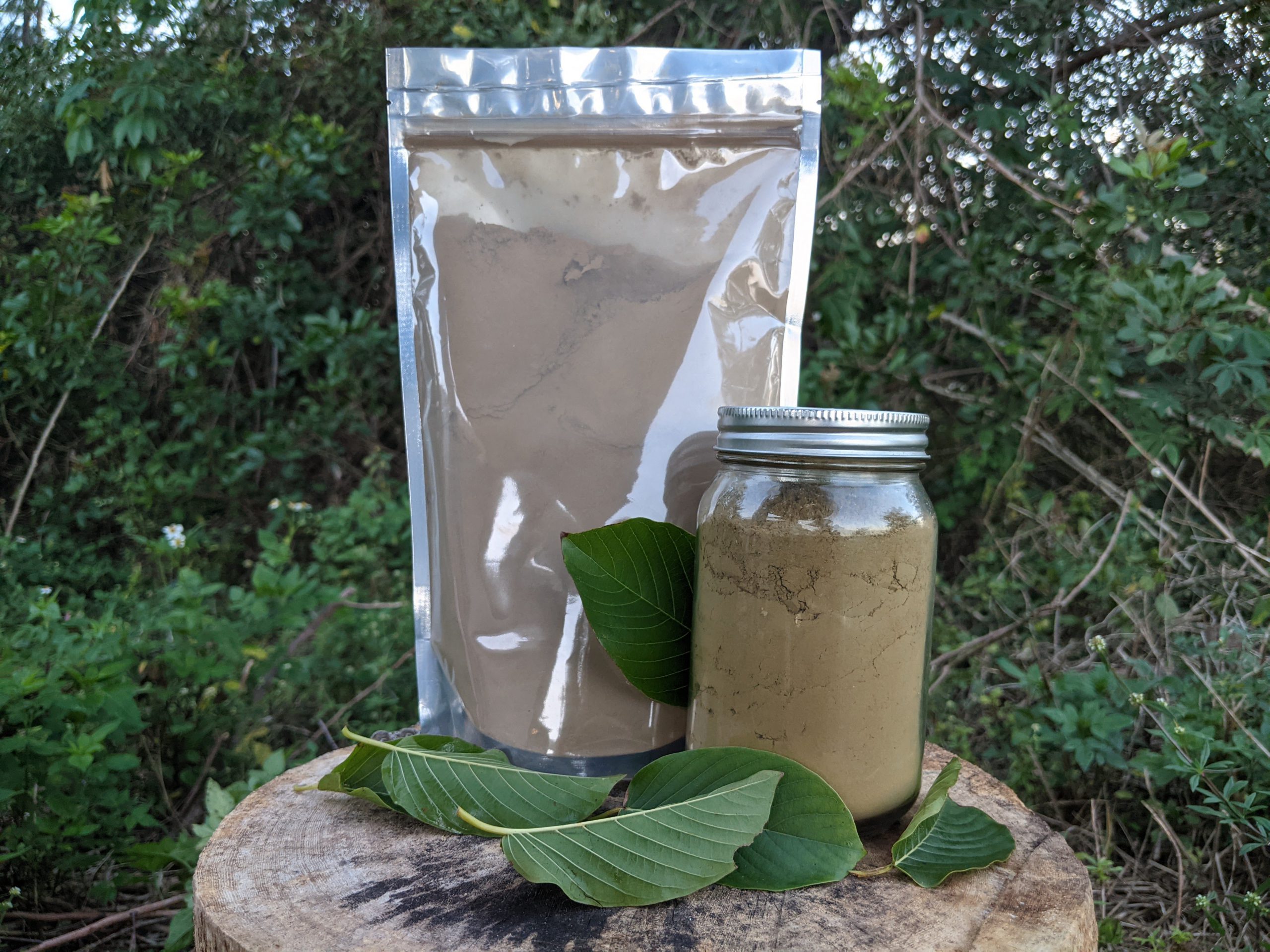 Kratom candle with crushed leaf and powder